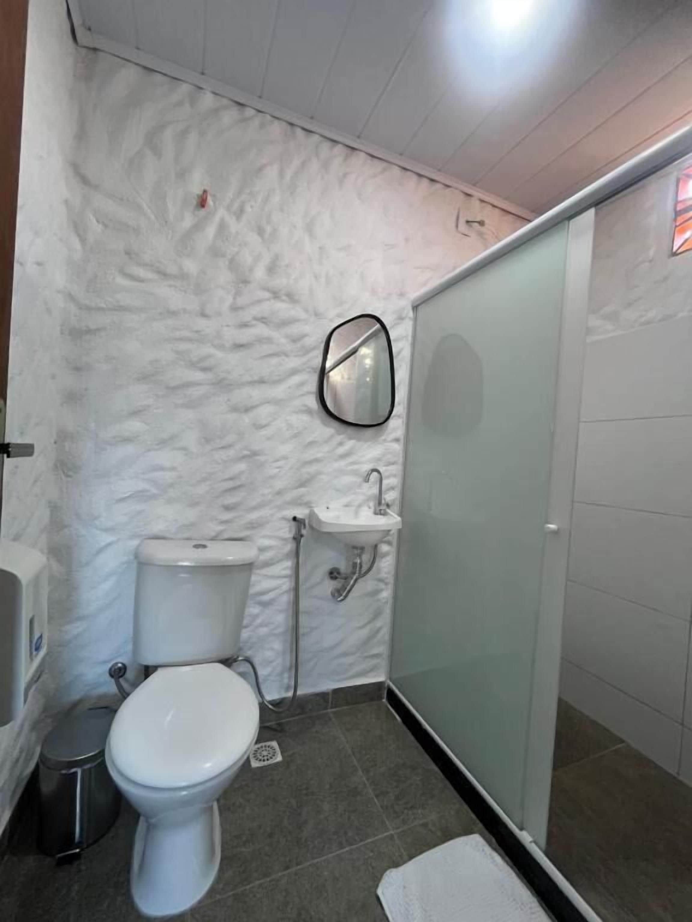 Standard-Suite, Blick auf den Innenhof | Badezimmer