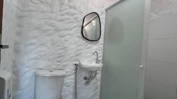 Standard-Suite, Blick auf den Innenhof | Badezimmer