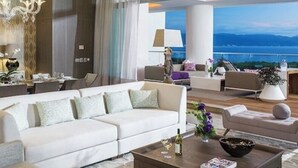 Ein großzügiger Wohnbereich mit Sofa, Couchtisch und Meerblick.