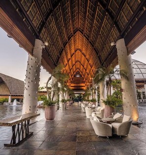 Outdoor dining - Spacious 4-bedroom resort condo steps from the beach-Nuevo Nayarit (Nuevo Nayarit)