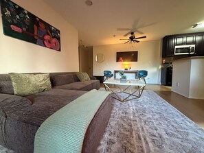 Living area - Westwood Monthly 2/2 (Los Angeles)
