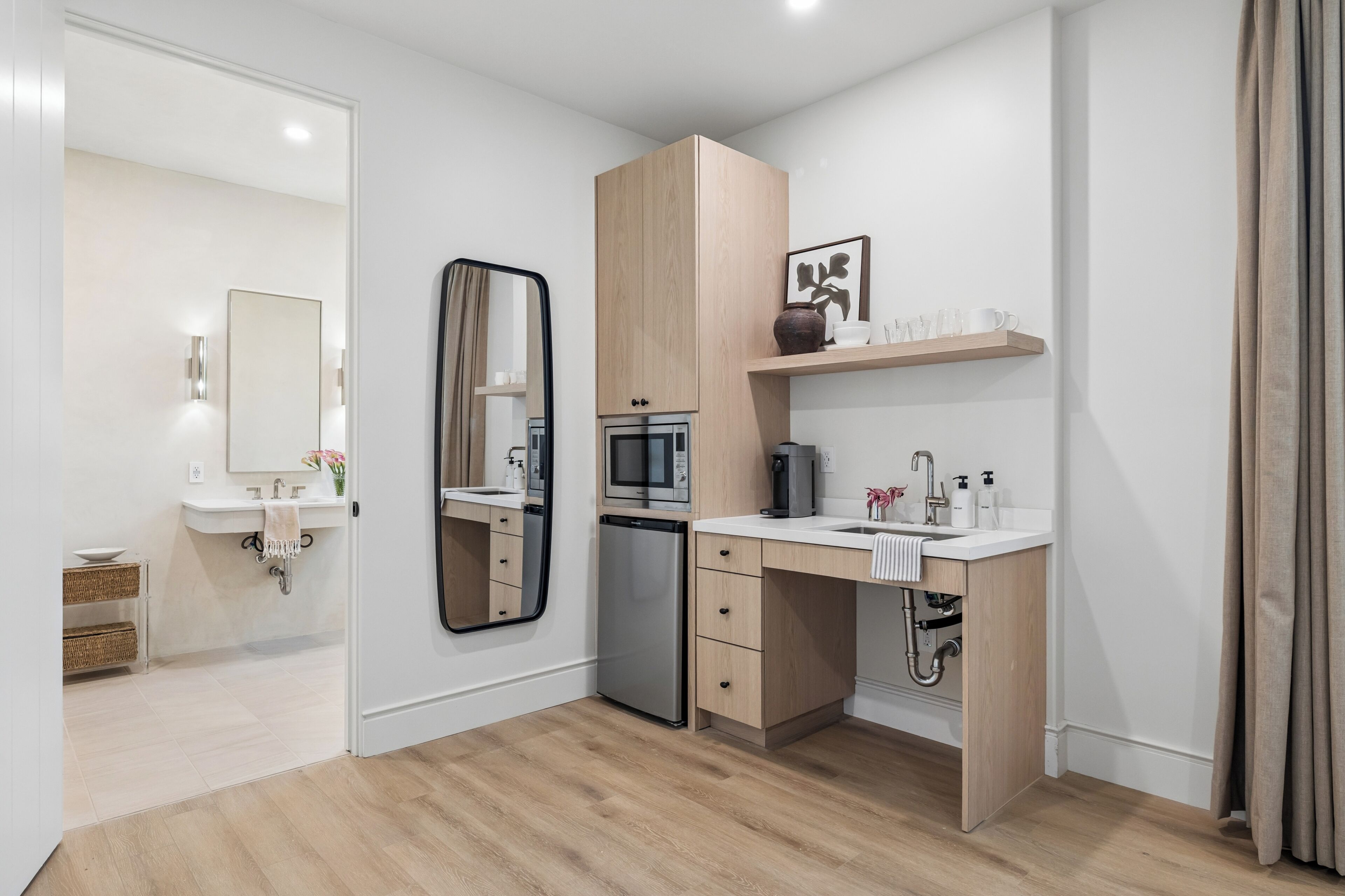 Premium Studio, 1 King Bed, Accessible Bathtub | Interior