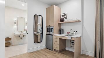 Premium Studio, 1 King Bed, Accessible Bathtub | Interior
