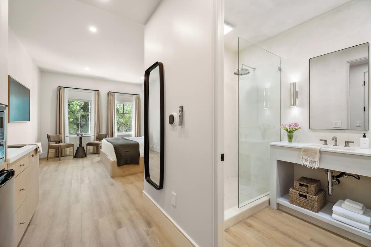 Luxury Studio, 1 King Bed, Microwave