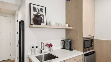 Premium Studio, 1 King Bed, Non Smoking, Kitchenette | Private kitchenette | Mini-fridge, microwave, coffee/tea maker, electric kettle