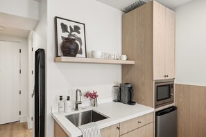 Premium Studio, 1 King Bed, Non Smoking, Kitchenette | Private kitchenette | Mini-fridge, microwave, coffee/tea maker, electric kettle - Casa Iglesia (Santa Barbara)