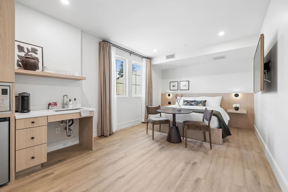 Premium Studio, 1 King Bed, Accessible Bathtub