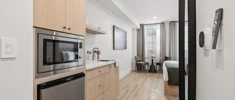 Classic Studio, 1 King Bed | Private kitchenette