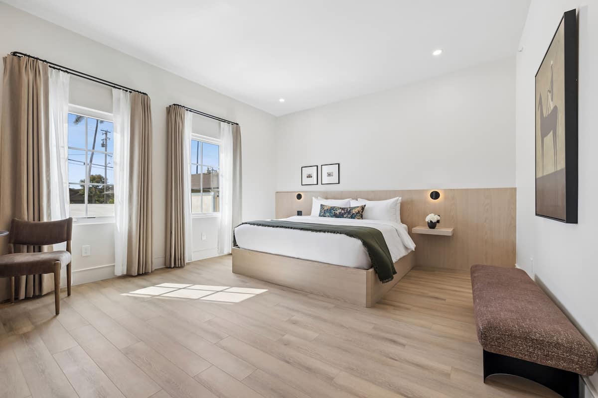 Luxury Studio, 1 King Bed, Corner