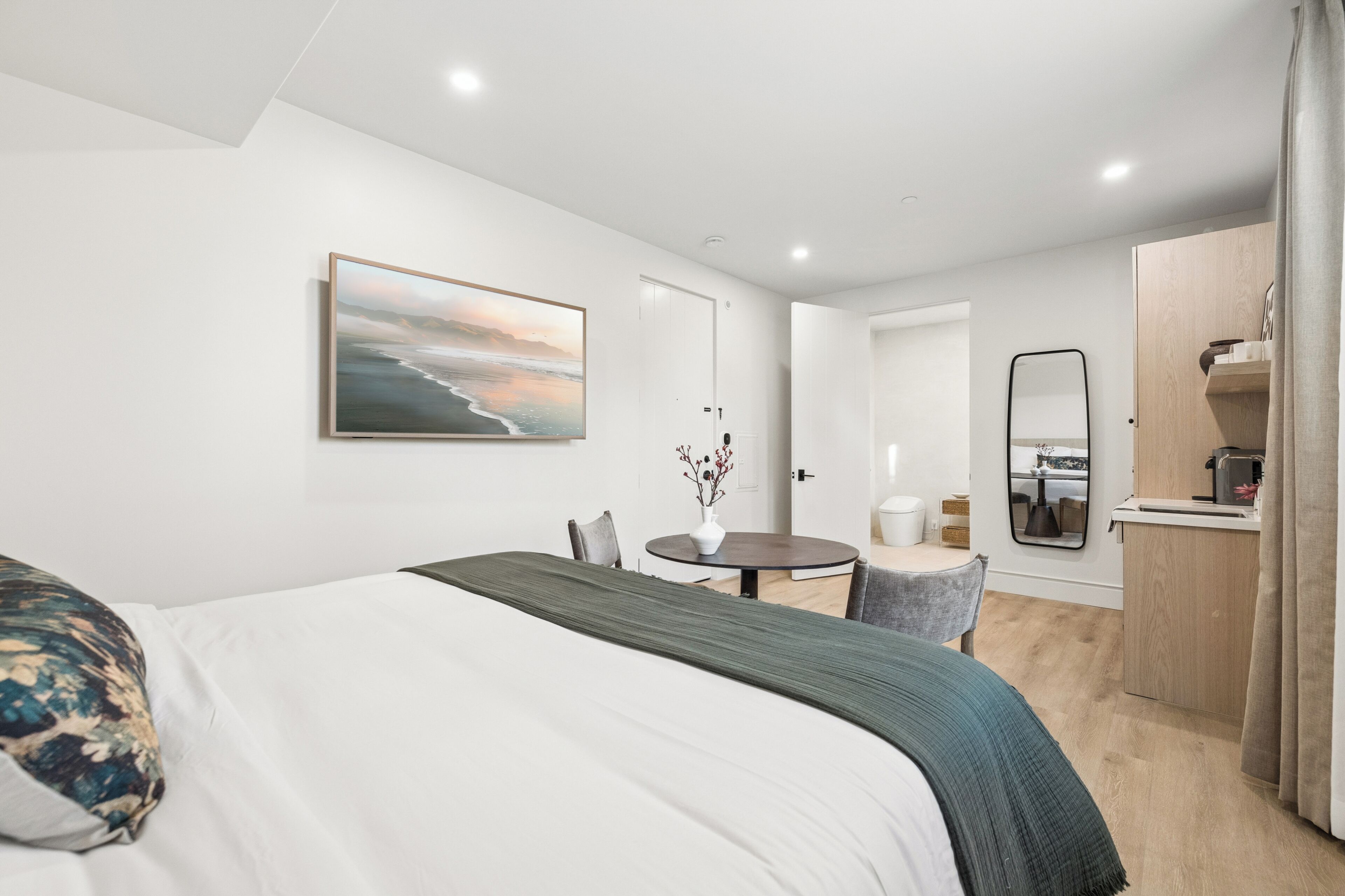 Premium Studio, 1 King Bed, Accessible Bathtub | Egyptian cotton sheets, premium bedding, memory foam beds, in-room safe