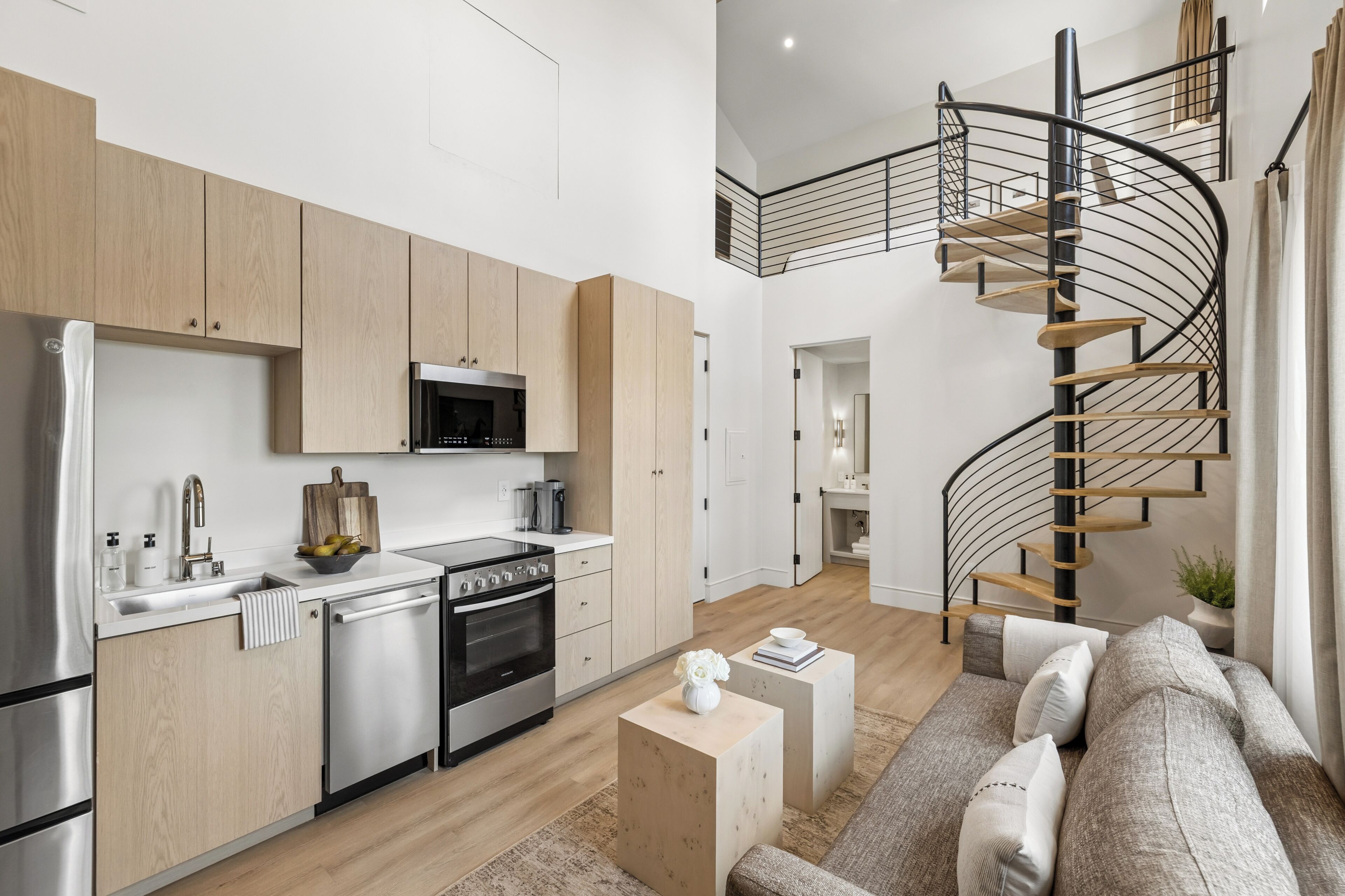 Loft superior, 1 cama de matrimonio grande, Se admiten mascotas | Zona de estar | Una Smart TV