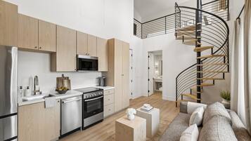 Loft superior, 1 cama de matrimonio grande, Se admiten mascotas | Zona de estar | Una Smart TV