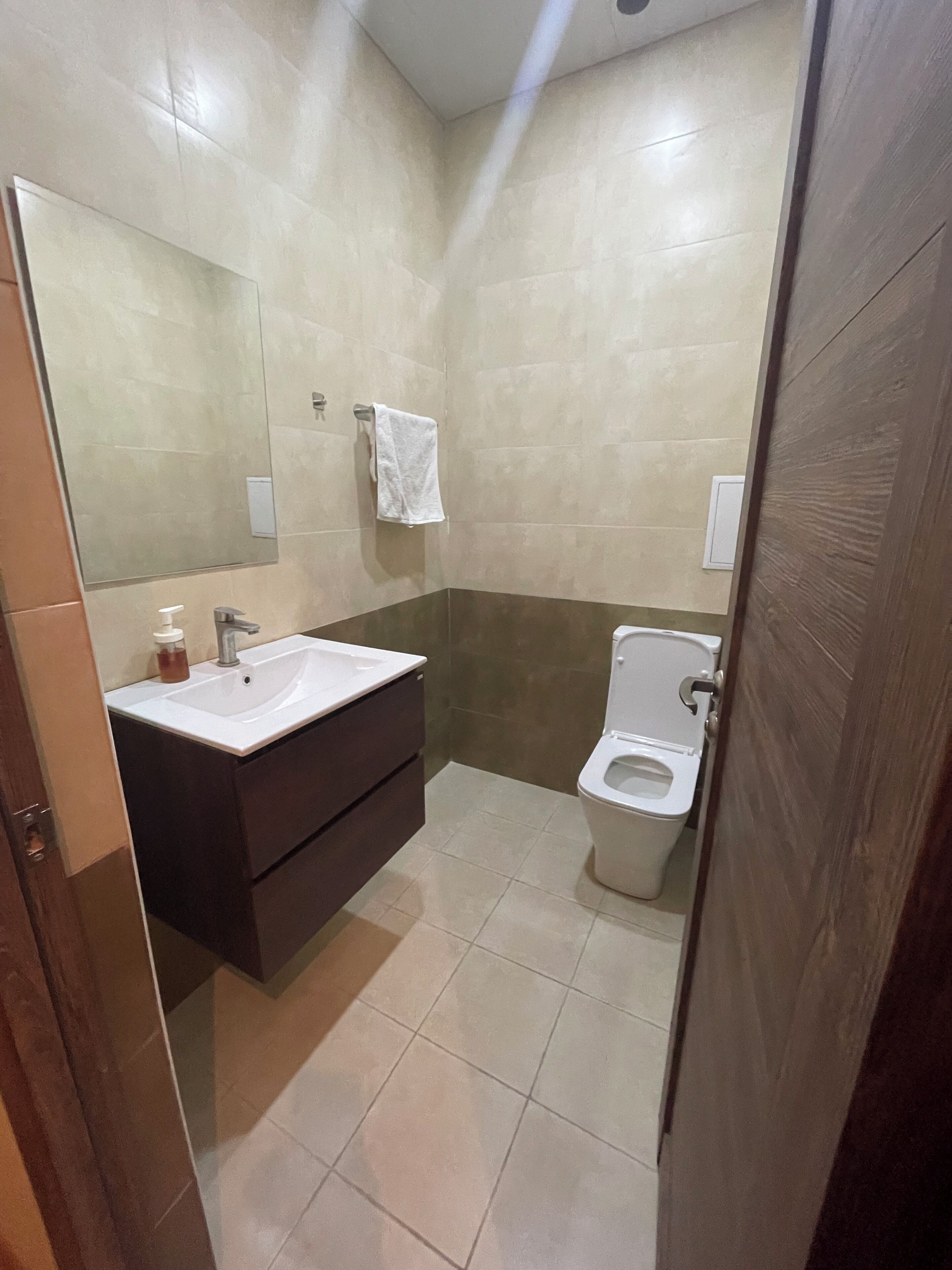 Un bagno con lavandino, specchio e WC.