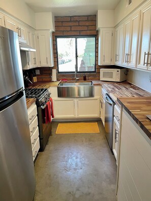 Private kitchen - Stylish & Modern, 2 Bed Condo, Convenient Location in Phoenix! (Phoenix)