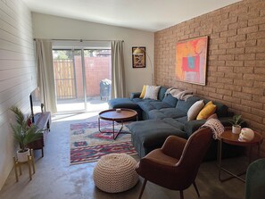 Living area - Stylish & Modern, 2 Bed Condo, Convenient Location in Phoenix! (Phoenix)