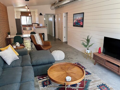 Stylish & Modern, 2 Bed Condo, Convenient Location in Phoenix!