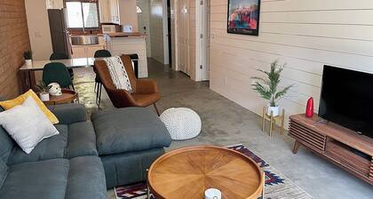 Stylish & Modern, 2 Bed Condo, Convenient Location in Phoenix!