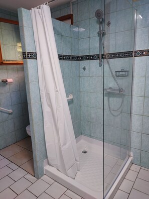 Bathroom - Vrbo Property (Val-et-Châtillon)