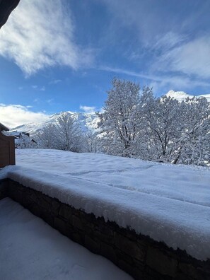 A snow-covered landscape with a stone wall and trees. - 100m from ski slopes, Ground floor, swimming pool, terrace, tv, ski locker, 32m², Les Menuires (Les Menuires)