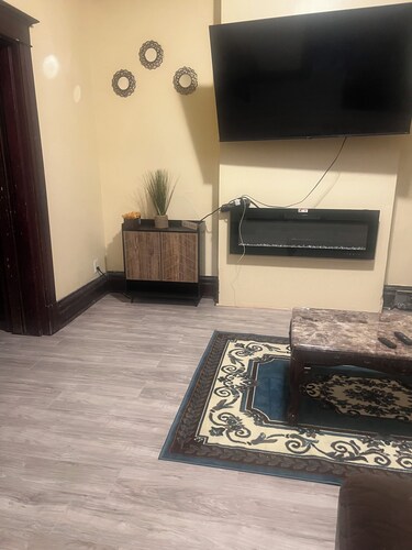 Fabulous 5-bedroom house in McKeesport perfect for families. 20 minutes to 376.