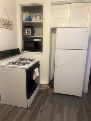 Private kitchen - Fabulous 5-bedroom house in McKeesport perfect for families. 20 minutes to 376. (McKeesport)