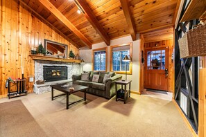 Living area - Peaceful Tahoe Area Getaway: Cozy + Family Friendly (Truckee)