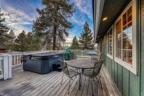 Outdoor dining - Peaceful Tahoe Area Getaway: Cozy + Family Friendly (Truckee)
