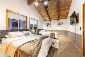 3 bedrooms, iron/ironing board, WiFi, bed sheets - Peaceful Tahoe Area Getaway: Cozy + Family Friendly (Truckee)