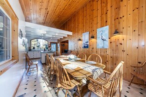 Dining - Peaceful Tahoe Area Getaway: Cozy + Family Friendly (Truckee)