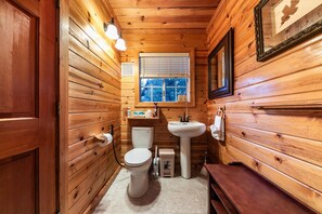 Hair dryer, towels, soap, toilet paper - Peaceful Tahoe Area Getaway: Cozy + Family Friendly (Truckee)