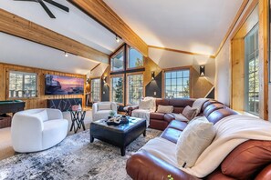 Living area - Peaceful Tahoe Area Getaway: Cozy + Family Friendly (Truckee)