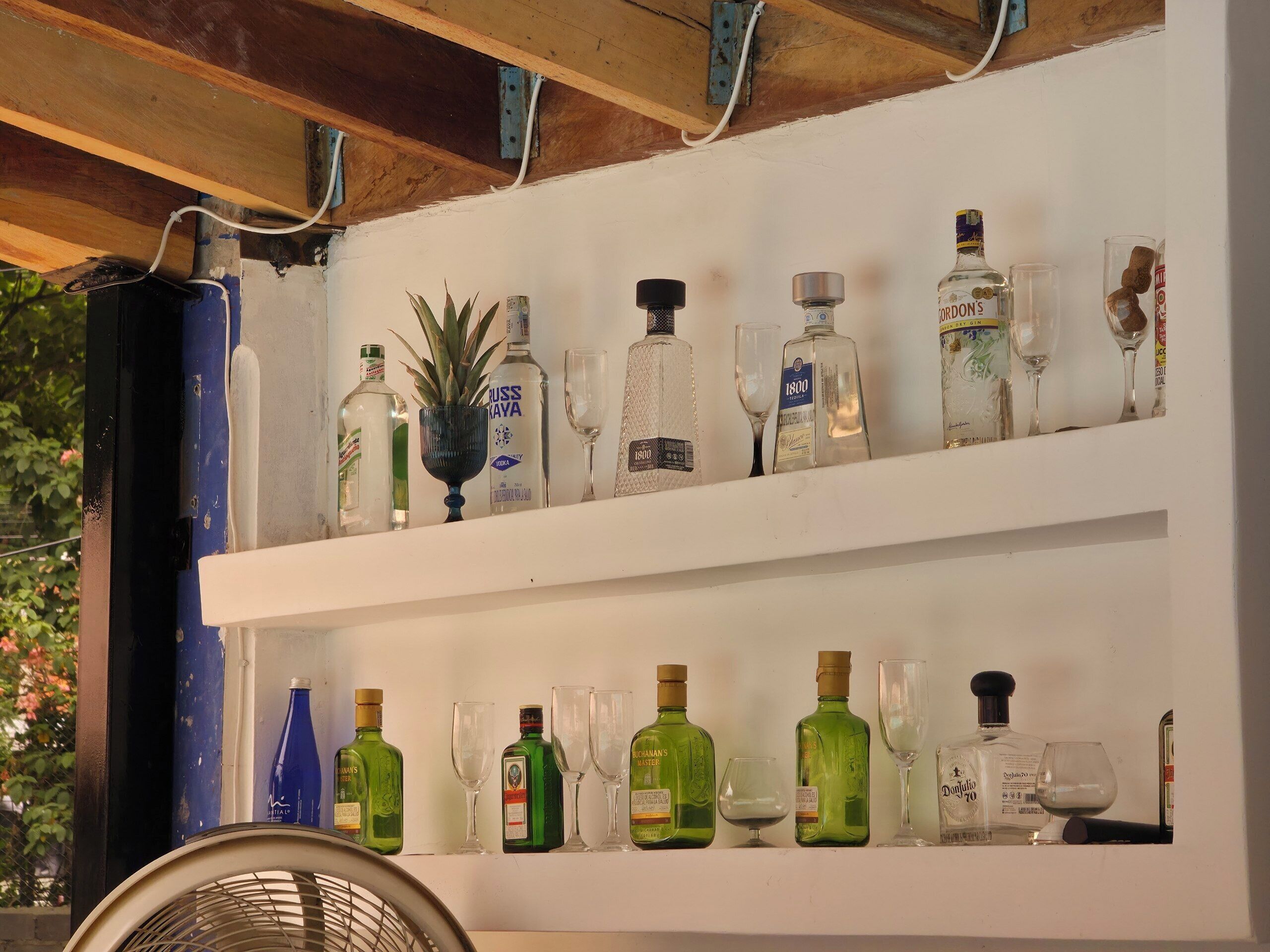 Quầy bar bên hồ bơi