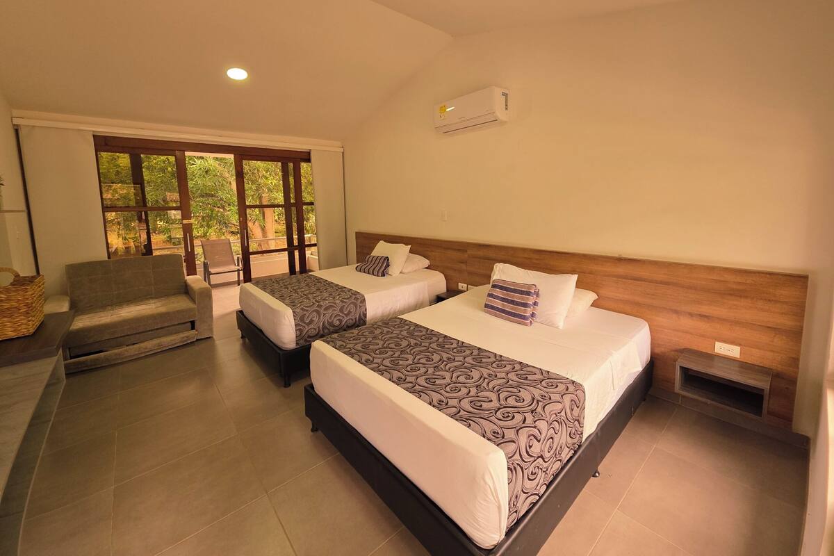 Comfort Room | Desk, laptop workspace, free WiFi, individually decorated