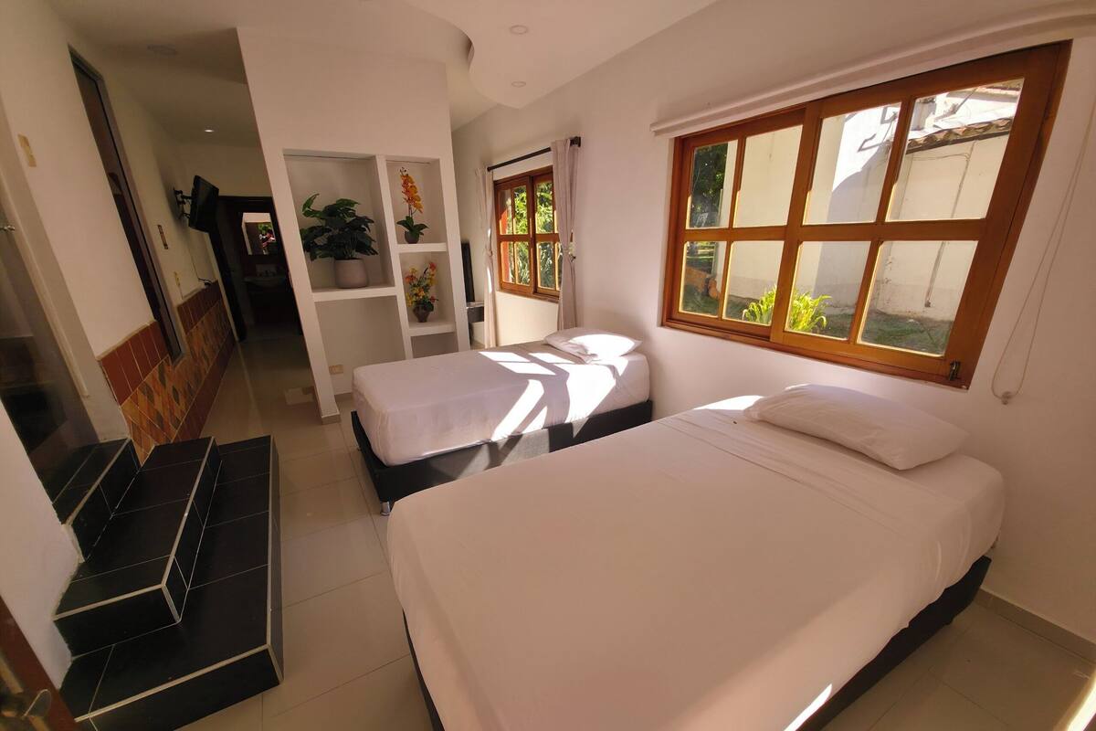 Deluxe Quadruple Room | Desk, laptop workspace, free WiFi, individually decorated