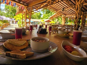 Sudah termasuk sarapan prasmanan setiap hari