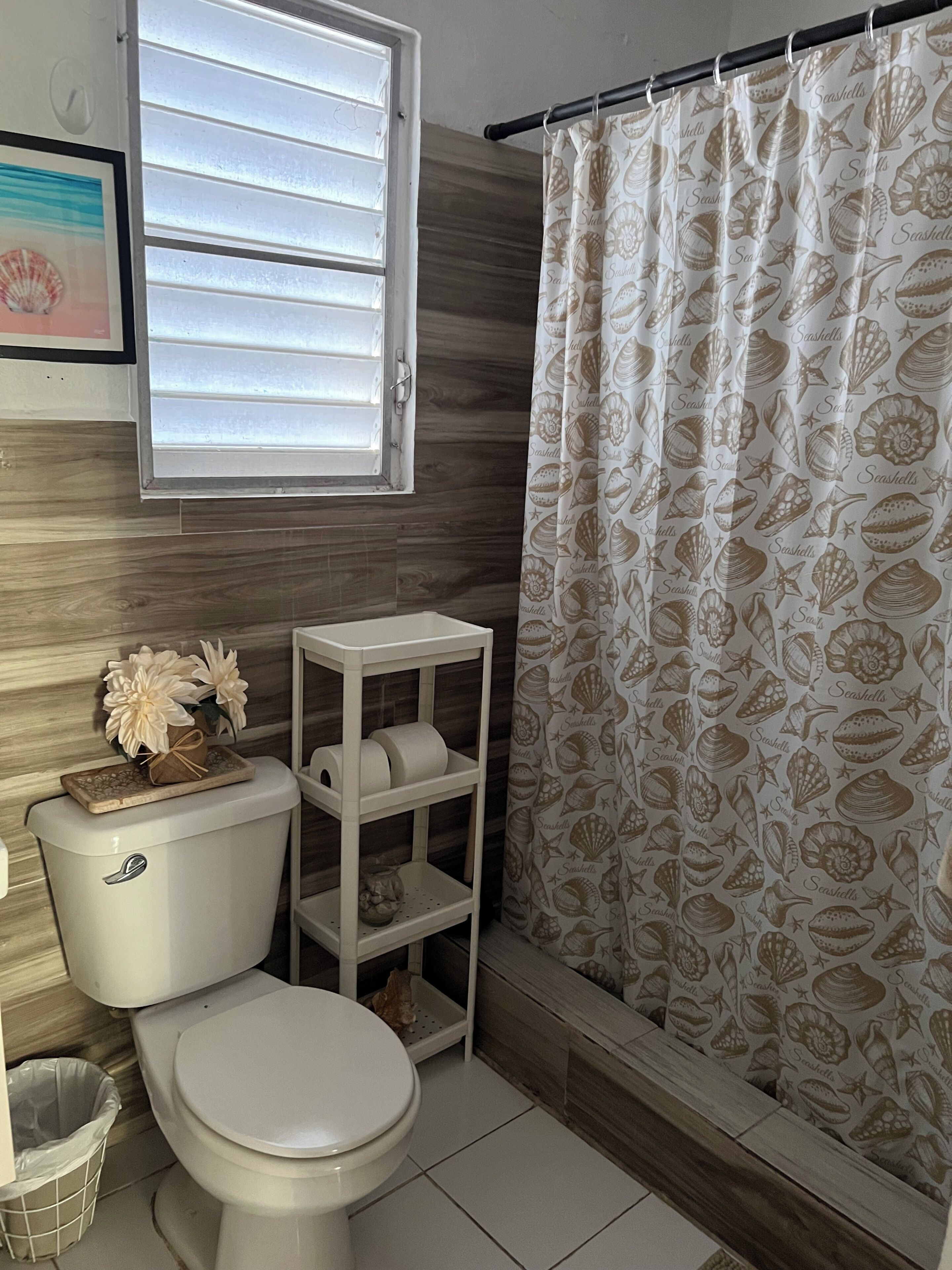 Secador de cabelo, toalhas de banho, sabonete, papel higiênico