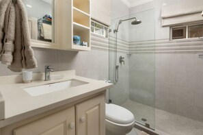 Dusche, Handtücher, Seife, Toilettenpapier