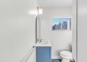 Shower, towels, soap, toilet paper - 3BD 2BA House Breathtaking Views in Los Feliz Hills (Los Angeles)