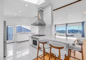Private kitchen - 3BD 2BA House Breathtaking Views in Los Feliz Hills (Los Angeles)