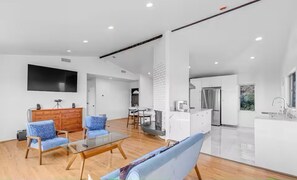 Interior - 3BD 2BA House Breathtaking Views in Los Feliz Hills (Los Angeles)