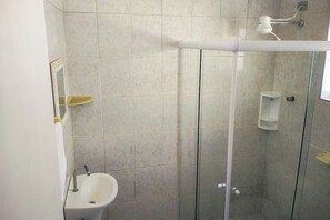Junior kamer | Badkamer | Een douche, gratis toiletartikelen, handdoeken, toiletpapier