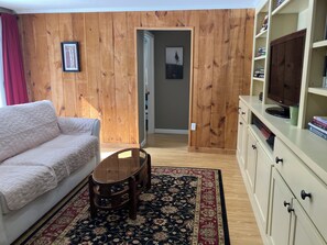 Living area - Cozy 1-bedroom efficiency apartment in serene Lebanon with AC and gym space. (Lebanon)