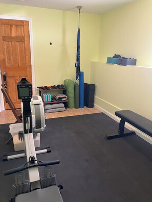 Fitness facility - Cozy 1-bedroom efficiency apartment in serene Lebanon with AC and gym space. (Lebanon)