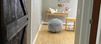 Cozy 1-bedroom efficiency apartment in serene Lebanon with AC and gym space.