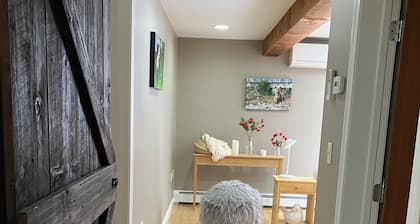 Cozy 1-bedroom efficiency apartment in serene Lebanon with AC and gym space.