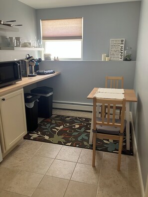 Dining - Cozy 1-bedroom efficiency apartment in serene Lebanon with AC and gym space. (Lebanon)