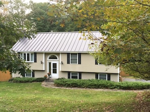 Exterior - Cozy 1-bedroom efficiency apartment in serene Lebanon with AC and gym space. (Lebanon)