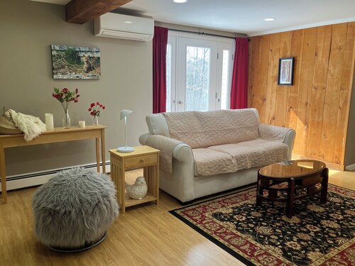 Cozy 1-bedroom efficiency apartment in serene Lebanon with AC and gym space.