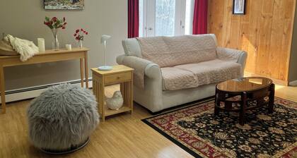 Cozy 1-bedroom efficiency apartment in serene Lebanon with AC and gym space.