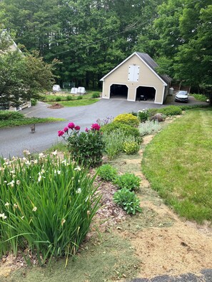 Property grounds - Cozy 1-bedroom efficiency apartment in serene Lebanon with AC and gym space. (Lebanon)